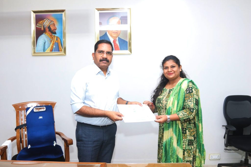 Shri Sandeep Malvi, Additional Municipal Commissioner and CEO, Thane Smart City Limited awarded Completion Certificates to students on successfully completing The Urban Learning Internship Program (TULIP) internship with Thane Smart City Limited